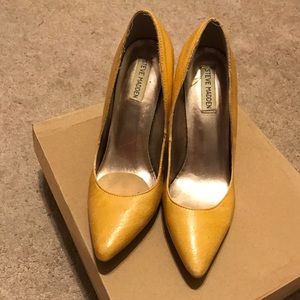 Yellow Leather pumps by Steve Madden